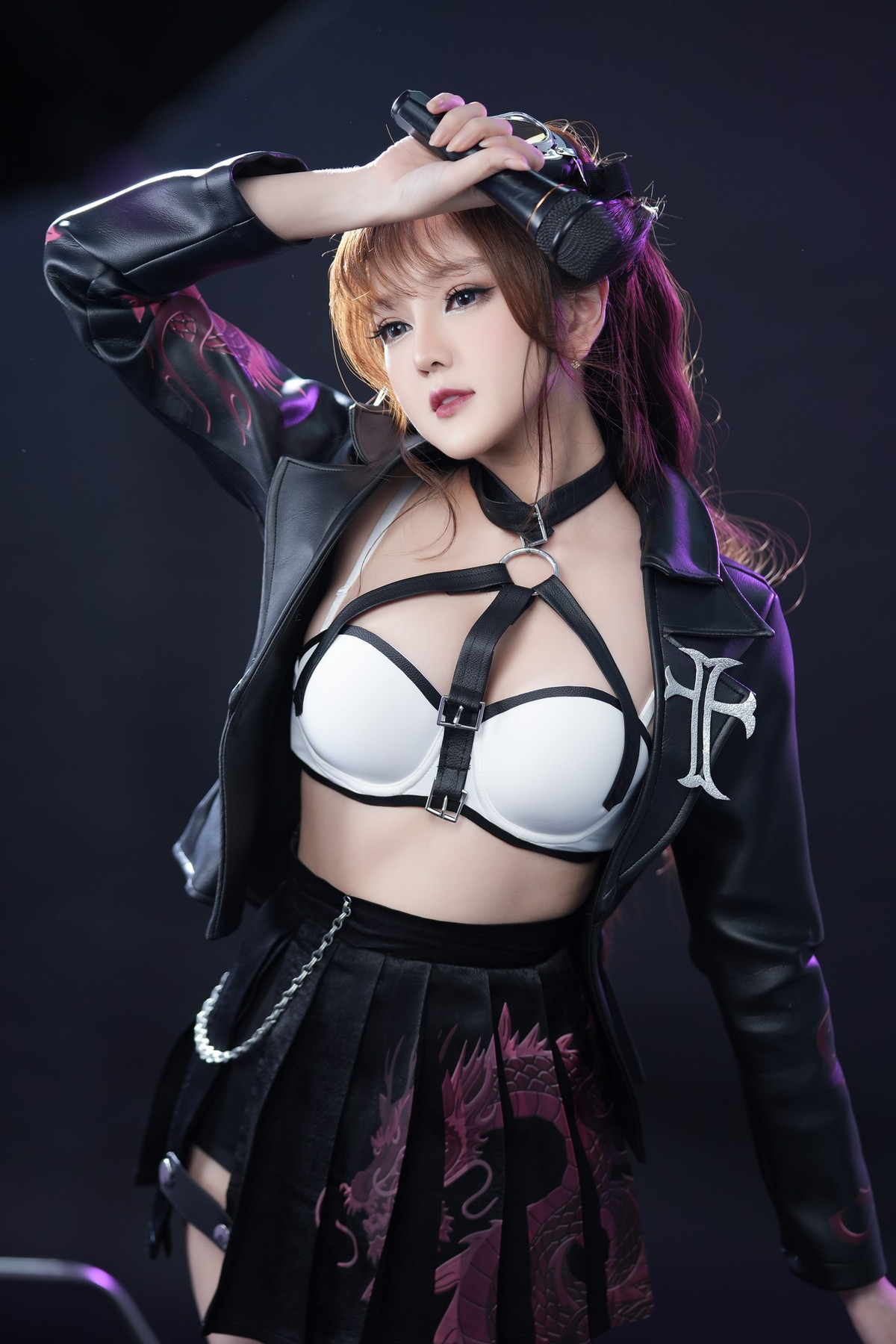 Được biết, người đẹp phải duy trì chế độ ăn uống khoa học cùng các bài tập nghiêm khắc để "độ" lại dáng nuột như vậy.