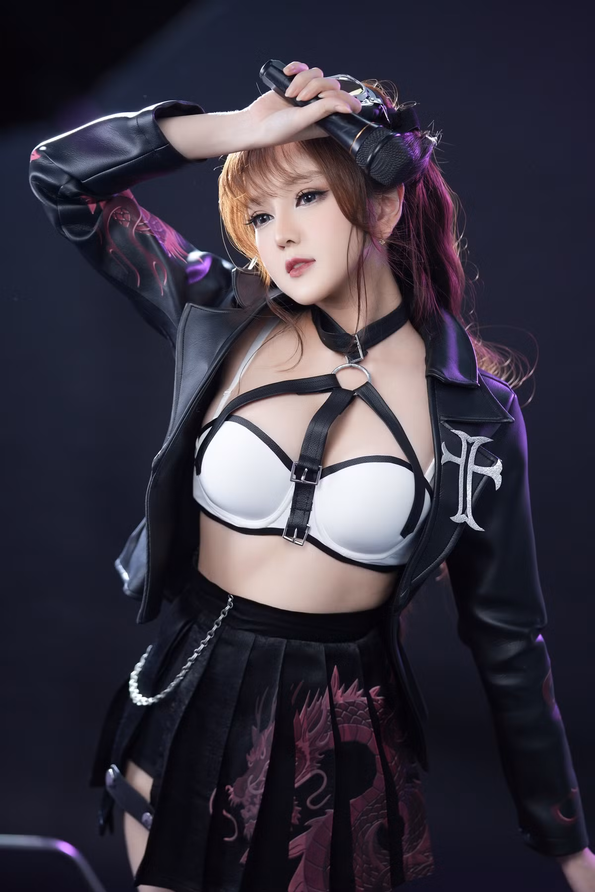 Được biết, người đẹp phải duy trì chế độ ăn uống khoa học cùng các bài tập nghiêm khắc để "độ" lại dáng nuột như vậy.