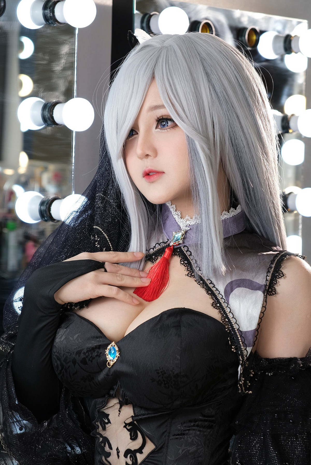 Vòng 1 khủng là điểm mạnh giúp cô nàng có thể hóa thân vào nhiều nhân vật nữ quyến rũ.