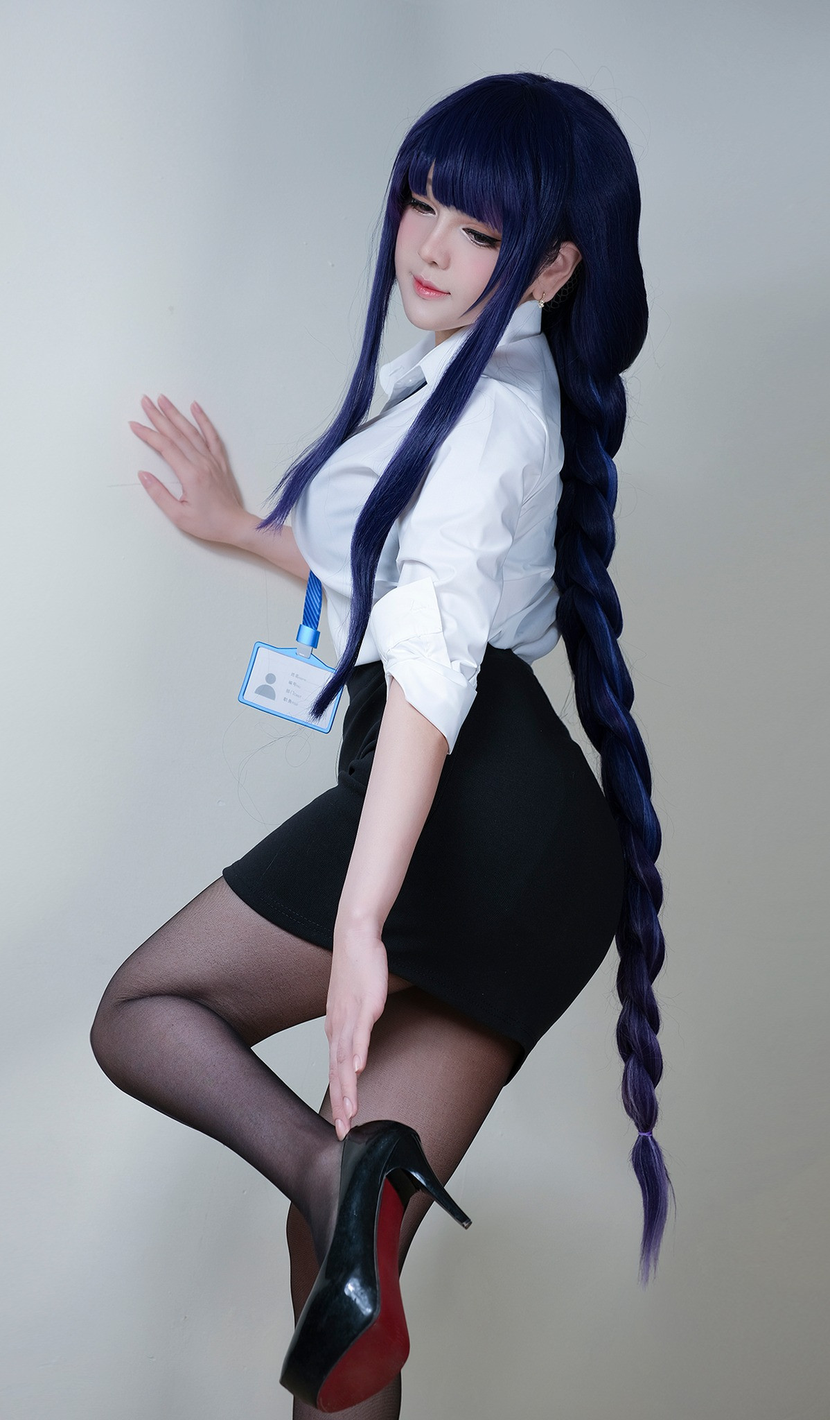 Tuy nhiên, những năm gần đây, gái xinh này sống "yên ắng" hơn sau khi lập gia đình, sinh con, tập trung cho việc trở thành chuyên viên trang điểm.