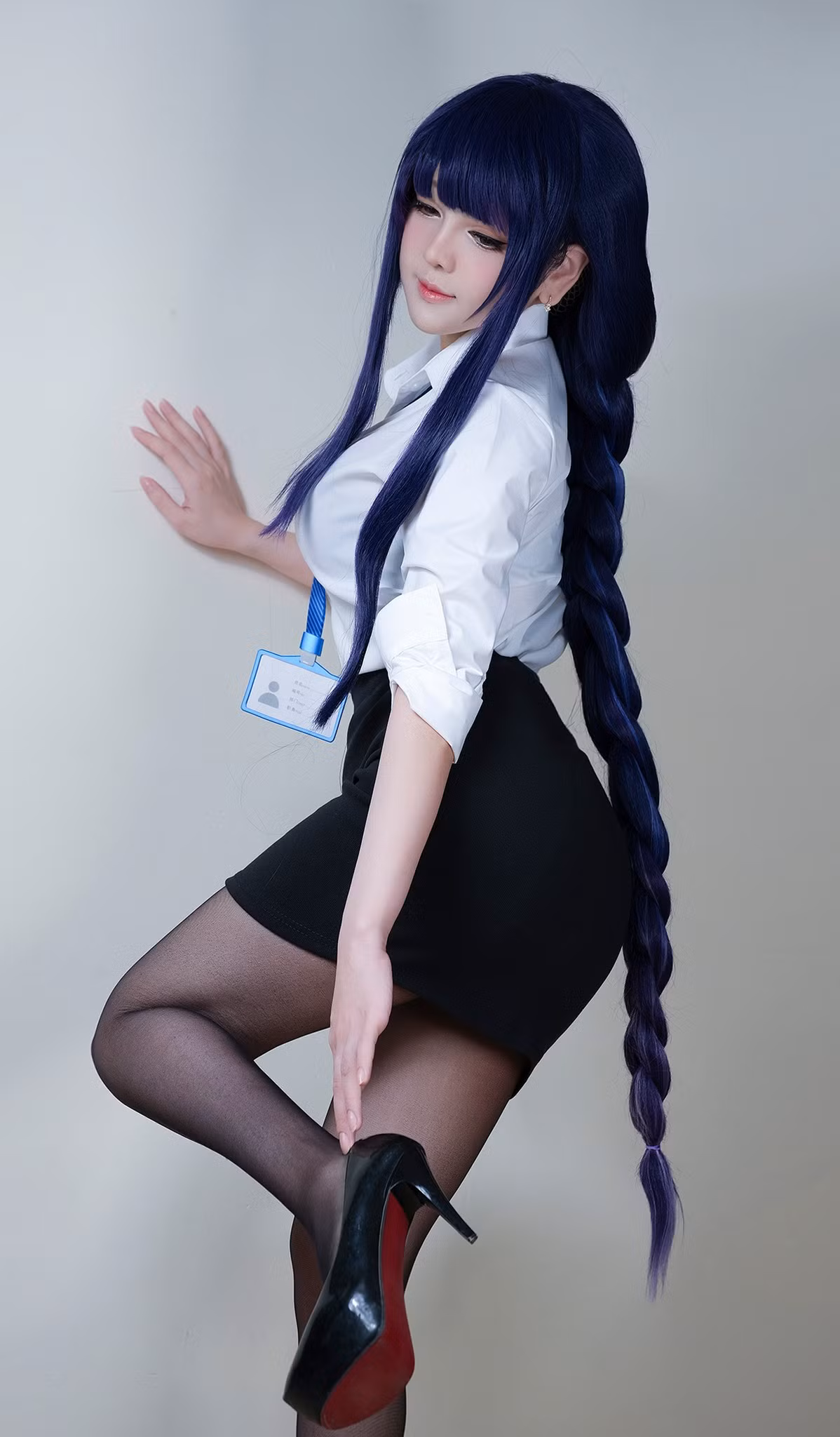 Tuy nhiên, những năm gần đây, gái xinh này sống "yên ắng" hơn sau khi lập gia đình, sinh con, tập trung cho việc trở thành chuyên viên trang điểm.