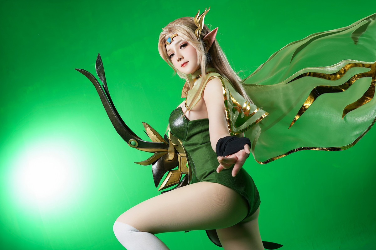 Khi "comeback" lại nghiệp cũ, cô nàng vẫn khoe thân hình bốc lửa chẳng kém thời con gái.