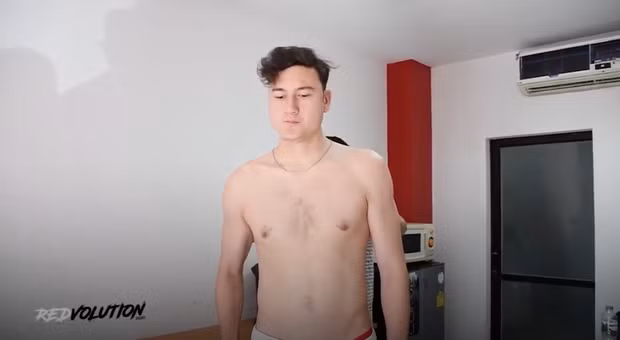 Mới đây, dân tình đã không khỏi ngỡ ngàng khi thấy body của thủ môn Đặng Văn Lâm đã không còn sở hữu bụng 6 múi như ngày nào nữa, mà thay vào đó là vòng bụng phẳng lì.