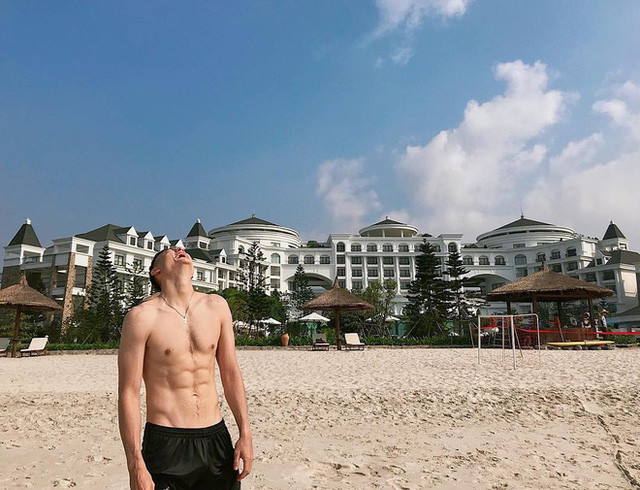 Đây là buổi kiểm tra hàng tuần của CLB Muangthong United nhằm kiểm soát số liệu cơ thể từng cầu thủ. Hầu hết cầu thủ Muangthong United đếu mất cơ bụng 6 múi ở trạng thái bình thường.