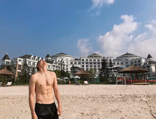 Đây là buổi kiểm tra hàng tuần của CLB Muangthong United nhằm kiểm soát số liệu cơ thể từng cầu thủ. Hầu hết cầu thủ Muangthong United đếu mất cơ bụng 6 múi ở trạng thái bình thường.