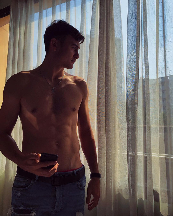 Trong thời gian nghỉ ở nhà vì dịch Covid-19, Lâm Tây vẫn tích cực tập luyện nhưng có vẻ việc tập luyện này vẫn chưa đủ để duy trì cường độ và cơ bắp của thủ thành ĐT Việt Nam.