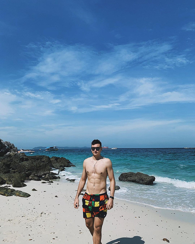 Sở hữu vóc dáng cao to, những múi cơ cuộn sóng, săn chắc, anh chàng thủ môn mang dòng máu lai Việt - Nga đã khiến không chỉ chị em mà có rất nhiều chàng trai ngưỡng mộ.