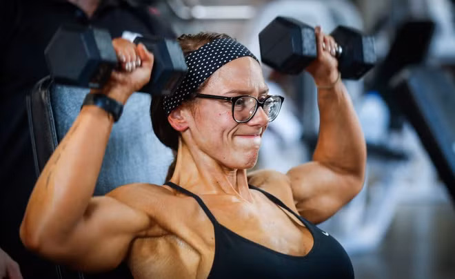 Năm 2017, sau khi giảm cân thành công, Rachael quyết định hoàn thành quá trình “lột xác” bằng cuộc phẫu thuật cắt bỏ 1,6 kg da thừa, tiêu tốn hơn 18.000 USD. Sau đó, để thân hình săn chắc, thon gọn hơn, cô gái 29 tuổi chăm chỉ tập các bài cardio, nâng tạ khoảng 5-6 buổi/tuần.