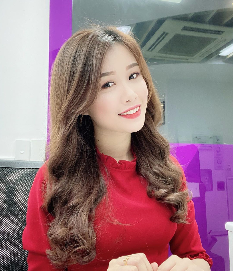 Nhung Bum tên thật là Nguyễn Trang Nhung (SN 1997), quê Hà Nam, hiện đang làm việc trong lĩnh vực ngân hàng tại Hà Nội. Mặc dù khá kín tiếng trong chuyện yêu đương với cầu thủ nhưng cô nàng vẫn nhận được sự quan tâm, yêu mến của người hâm mộ bởi tính cách dễ gần và khuôn mặt xinh đẹp.