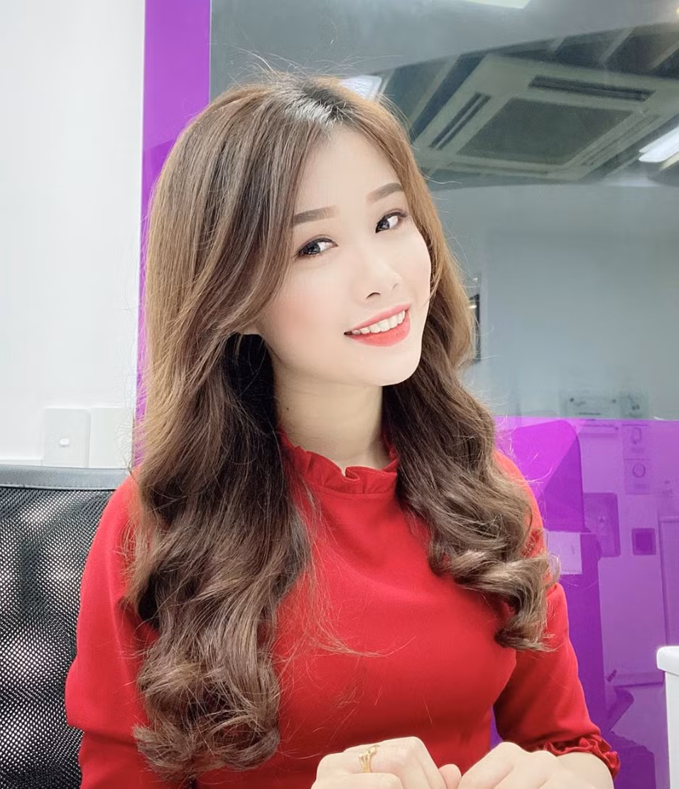 Nhung Bum tên thật là Nguyễn Trang Nhung (SN 1997), quê Hà Nam, hiện đang làm việc trong lĩnh vực ngân hàng tại Hà Nội. Mặc dù khá kín tiếng trong chuyện yêu đương với cầu thủ nhưng cô nàng vẫn nhận được sự quan tâm, yêu mến của người hâm mộ bởi tính cách dễ gần và khuôn mặt xinh đẹp.