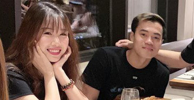 Trang Nhung và Văn Toàn rất ít khi chụp ảnh chung, cặp đôi chỉ được bắt gặp đứng cạnh nhau trong những hình ảnh tập thể cùng bạn bè.