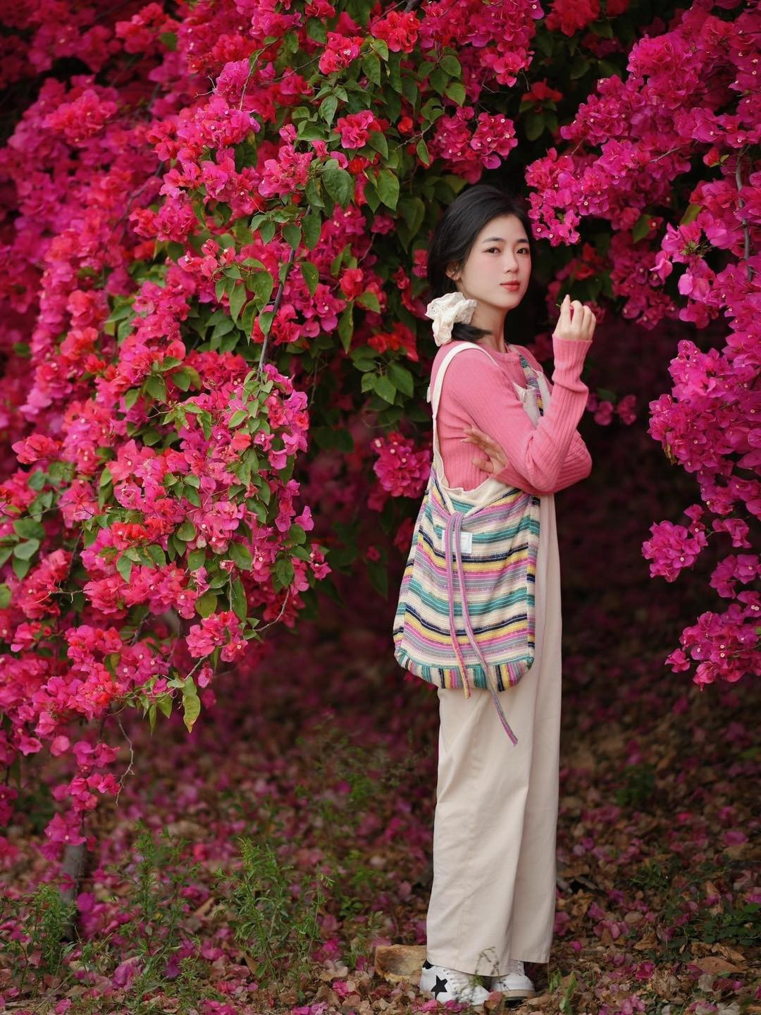 Nên mặc những tone màu trắng, kem hoặc màu nhạt để khiến mình nổi bật hơn giữa bức tranh hoa giấy rực rỡ nhé.