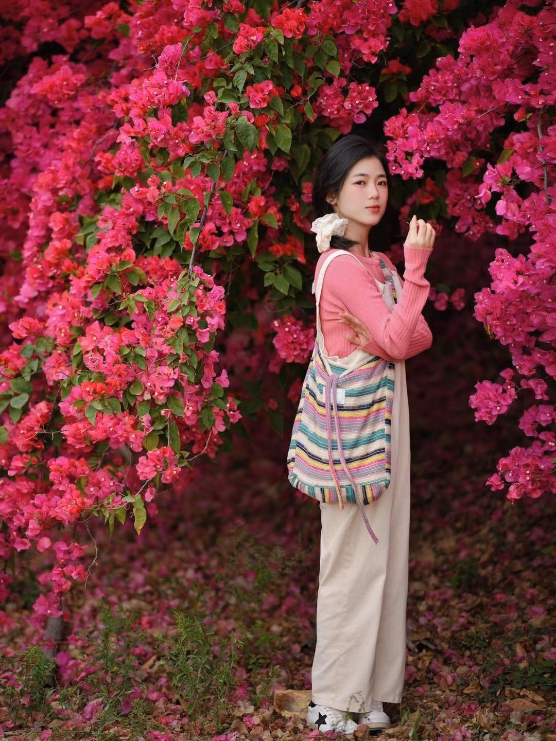 Nên mặc những tone màu trắng, kem hoặc màu nhạt để khiến mình nổi bật hơn giữa bức tranh hoa giấy rực rỡ nhé.