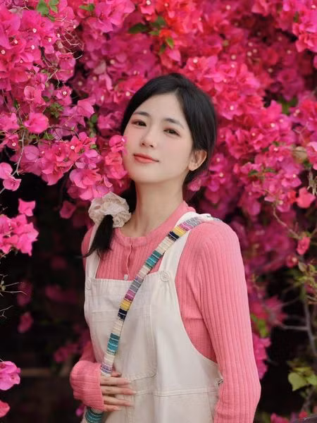 Bông hoa giấy với tone màu hồng cực nổi bật, không chỉ mang đến sự lãng mạn mà còn rất nhẹ nhàng. Trend chụp ảnh cùng hoa giấy cũng vì thế làm giới trẻ mê mệt.