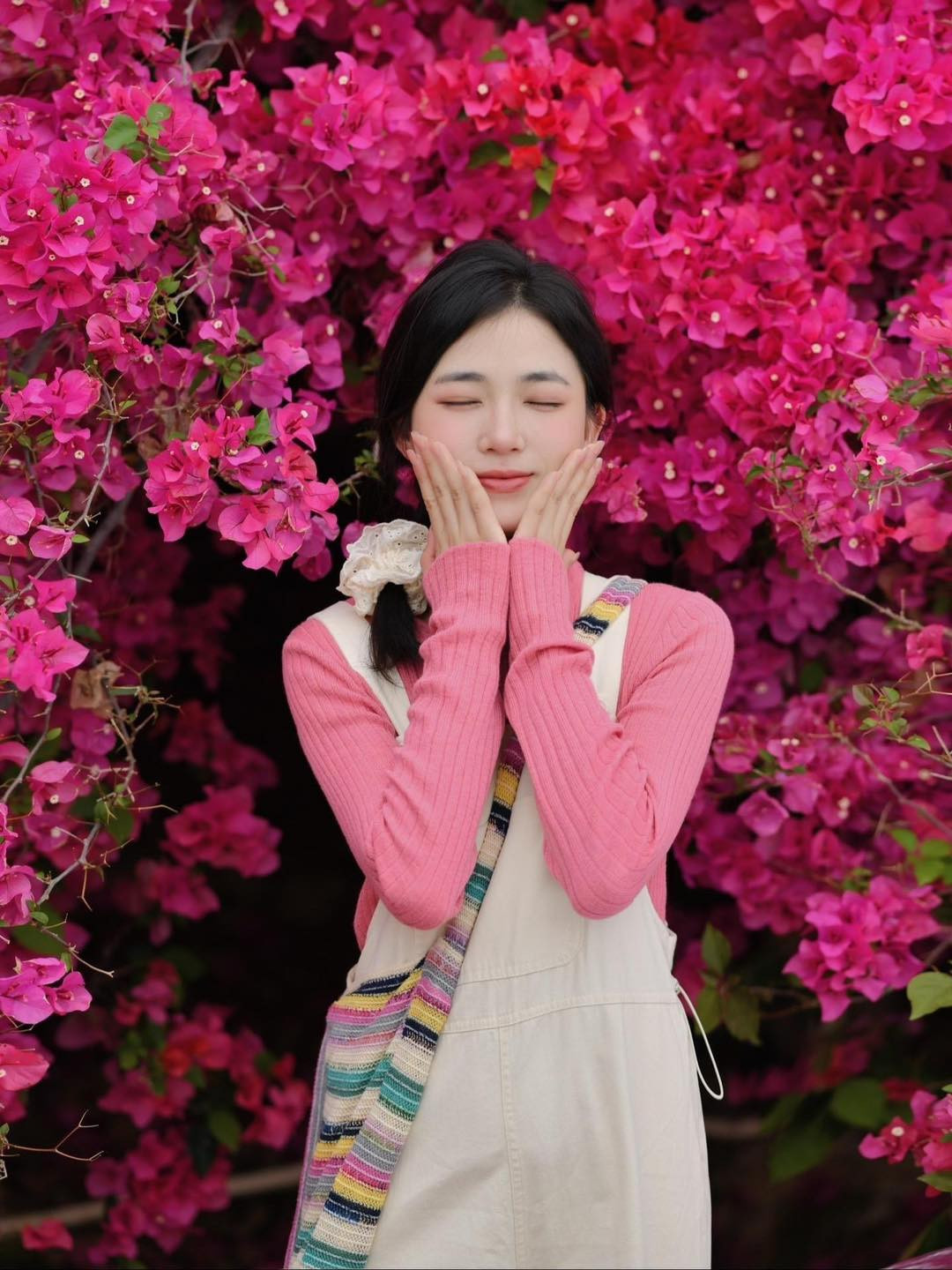 Để có một bức hình xinh xắn thì chị em cần biết cách tạo dáng. Chỉ cần để hai tay lên má là đã có một bức ảnh đáng yêu như thế này.