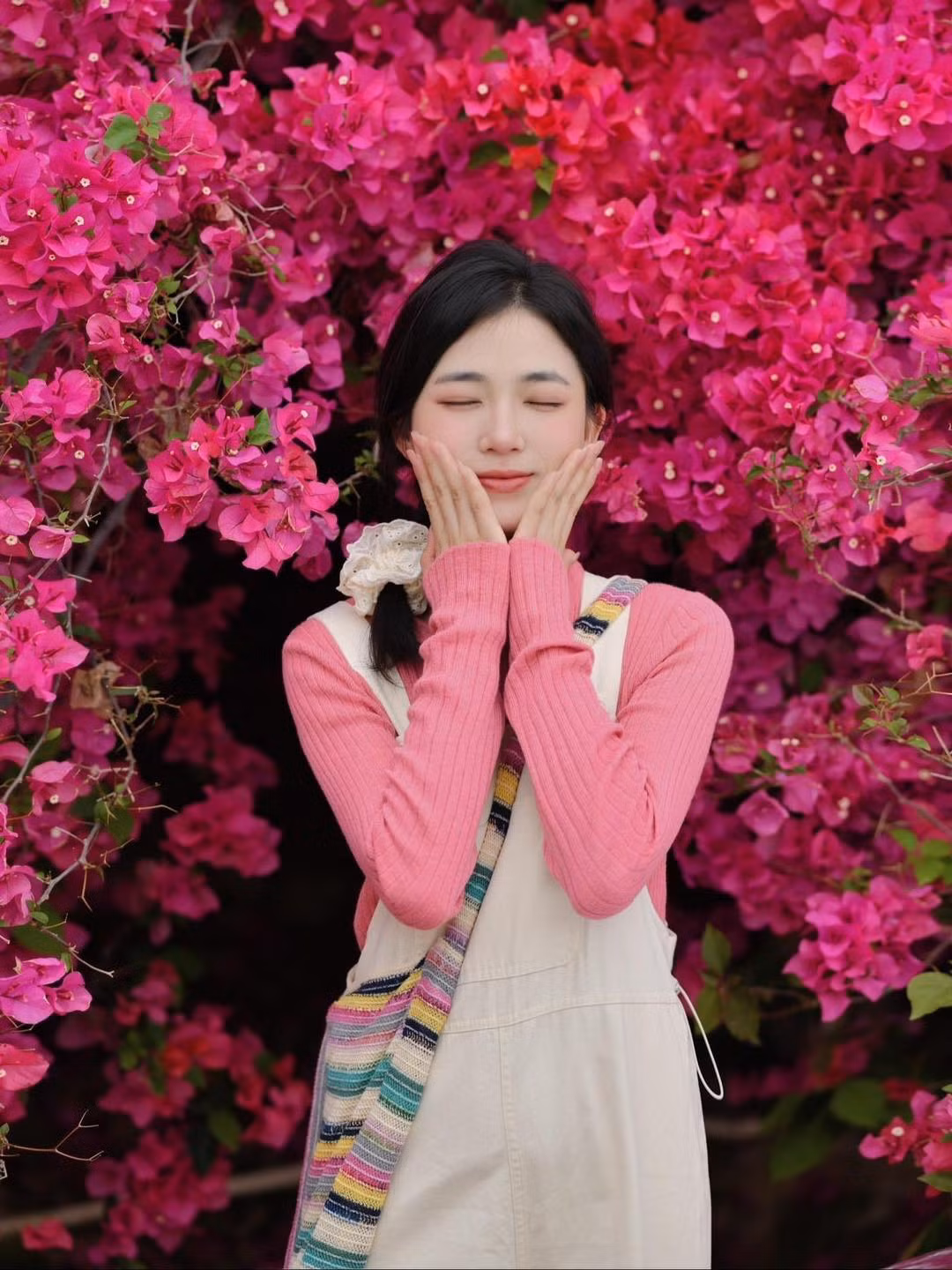 Để có một bức hình xinh xắn thì chị em cần biết cách tạo dáng. Chỉ cần để hai tay lên má là đã có một bức ảnh đáng yêu như thế này.