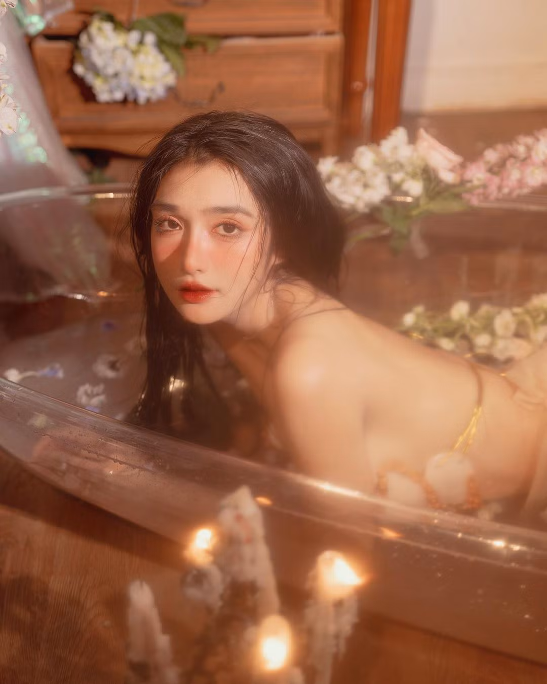 Biểu cảm cùng mái tóc ướt át của cô nàng khiến nhiều người "đứng ngồi không yên".