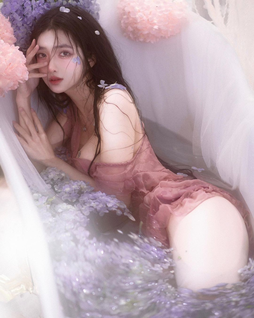 Mai Ngọc Khánh Linh (sinh năm 1999, quê Đắk Nông) là gương mặt quen thuộc trên mạng xã hội Việt. Cô nàng từng nhiều lần xuất hiện trên những diễn đàn chuyên đăng ảnh gái xinh.