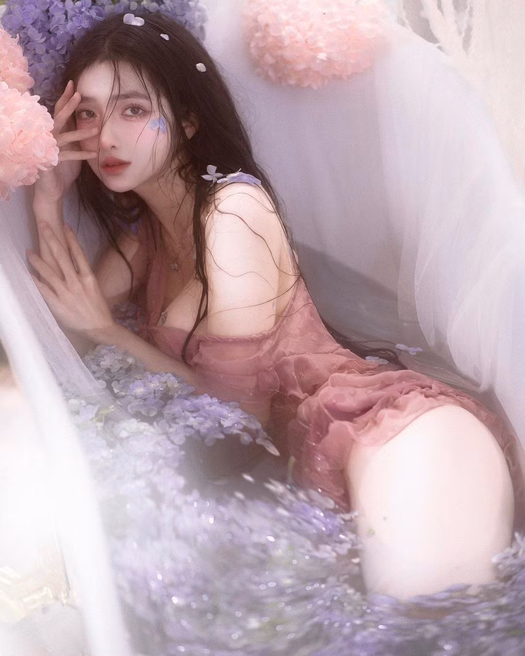 Mai Ngọc Khánh Linh (sinh năm 1999, quê Đắk Nông) là gương mặt quen thuộc trên mạng xã hội Việt. Cô nàng từng nhiều lần xuất hiện trên những diễn đàn chuyên đăng ảnh gái xinh.