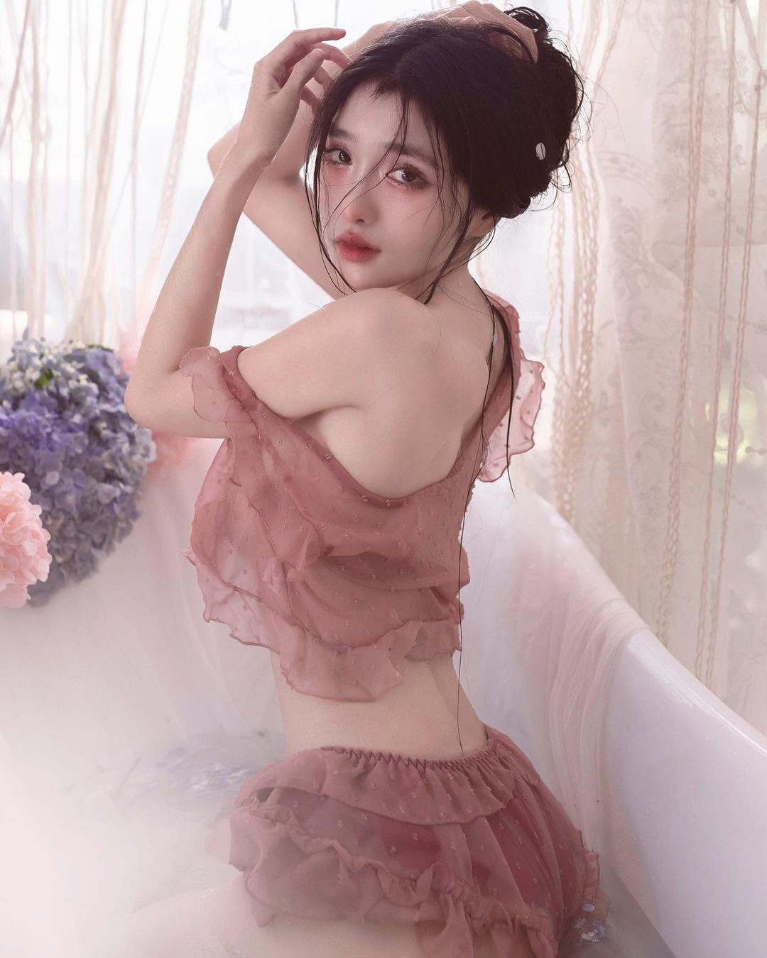 Trong trang phục gợi cảm quá mức, cô nàng từng vấp phải nhiều ý kiến trái chiều.