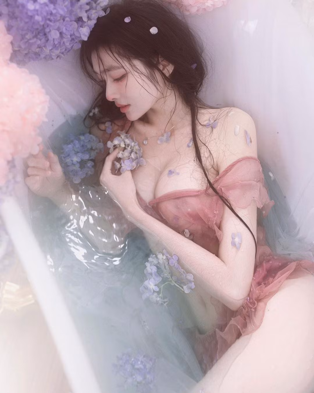 Trước khó, Khánh Linh cũng từng thực hiện bộ ảnh trong bồn tắm tương tự.