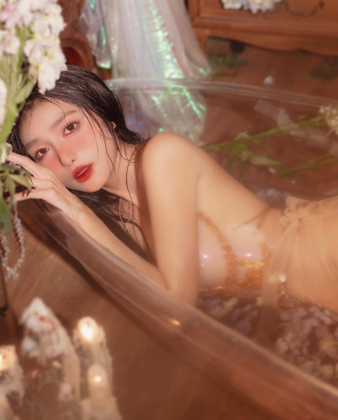 Ngay lập tức, netizen đã tìm ra danh tính cô nàng. Mỹ nhân trong ảnh là Mai Ngọc Khánh Linh, cái tên khá quen với những bộ ảnh theo phong cách gợi cảm.
