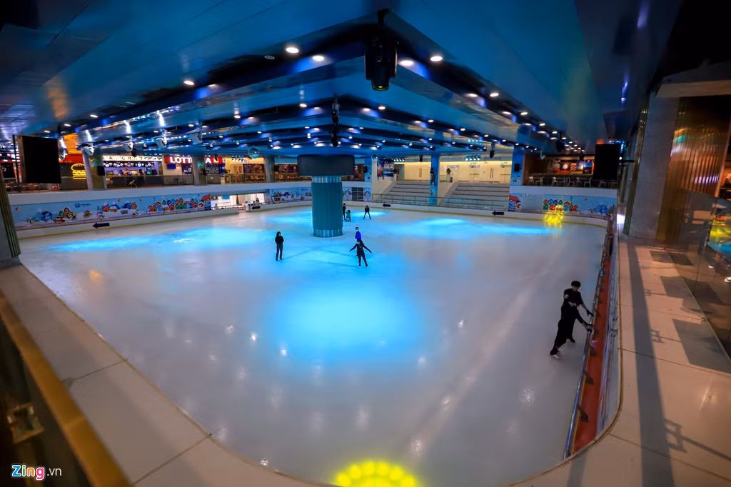 Sân băng là một trong những địa điểm thu hút đông bạn trẻ tới đây vào mỗi tối cũng trong tình trạng vắng lặng.