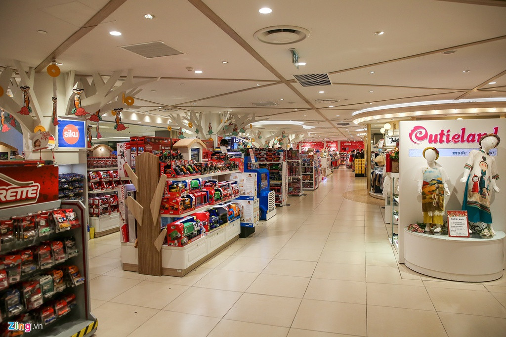 Khu bán đồ chơi dành cho trẻ em luôn là điểm đông đúc nhất cũng trở nên đìu hiu vào tối chủ nhật.