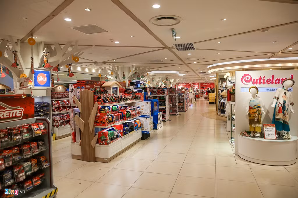 Khu bán đồ chơi dành cho trẻ em luôn là điểm đông đúc nhất cũng trở nên đìu hiu vào tối chủ nhật.