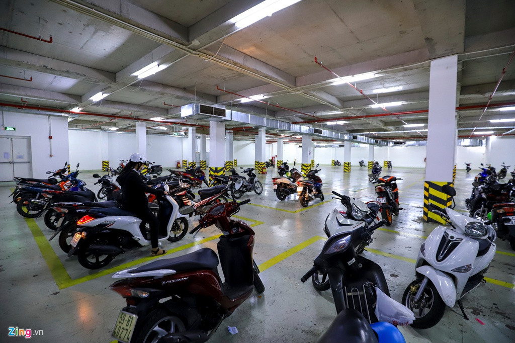 Tối 5/2, tại bãi giữ xe dành riêng cho khách tham quan vẫn còn rất nhiều chỗ trống.