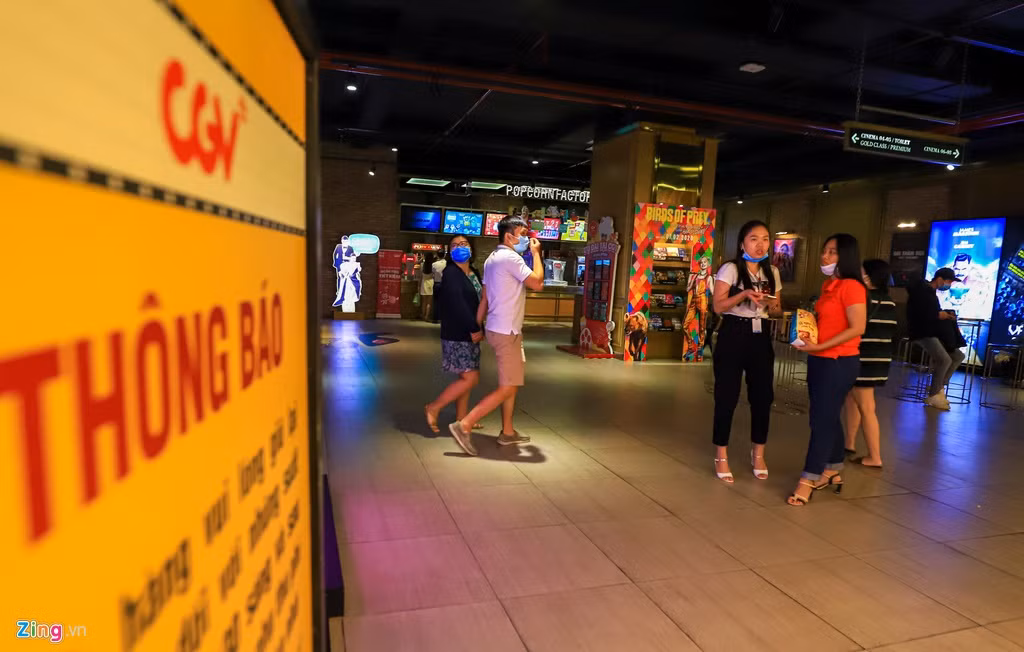 Rạp chiếu phim cũng rơi vào tình trạng tương tự. Thùy Dương (nhân viên bán vé) tại CGV cho biết: "Lượng khách giảm hơn một nửa trong những ngày gần đây".