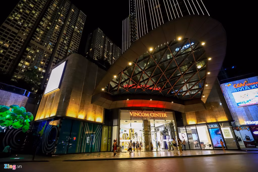 Landmark 81 được xem là một trong những trung tâm thương mại lớn nhất tại TP.HCM thu hút hàng nghìn người dân đến mua sắm và giải trí mỗi ngày. Tuy nhiên, nhiều ngày gần đây, trung tâm này lại khá vắng vẻ.