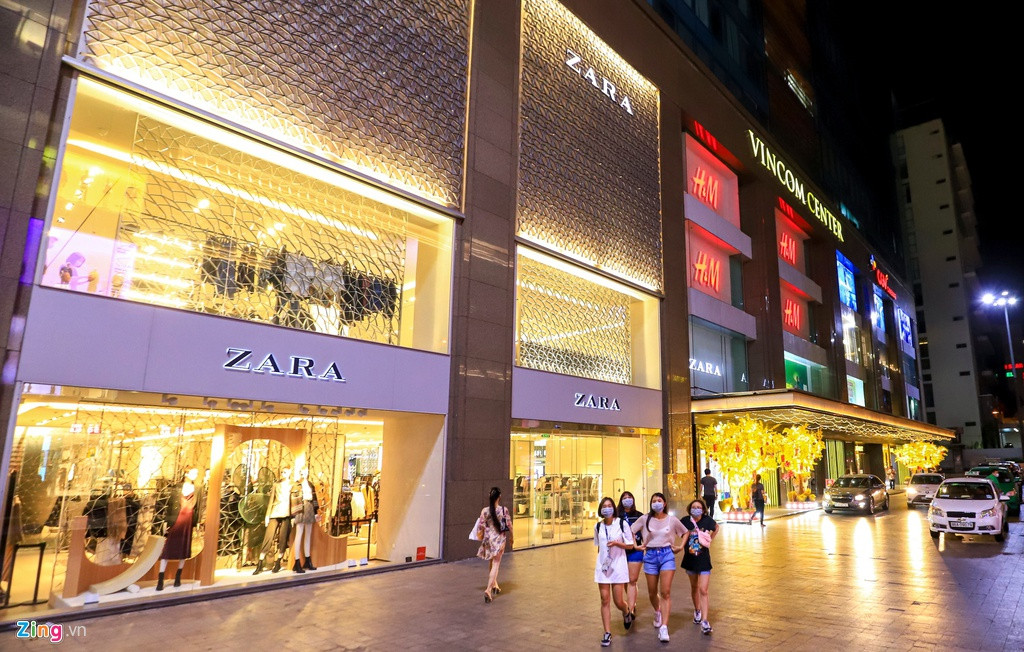 Tương tự, trung tâm thương mại Vincom Đồng Khởi (quận 1, TP.HCM) cũng chỉ lác đác vài khách tham quan, mua sắm. Đây vốn là một trong những địa điểm vui chơi, mua sắm đông đúc nhất ở trung tâm TP.HCM, nhưng hiện nay các hệ thống thang cuốn, thang máy đều không còn tình trạng quá tải.