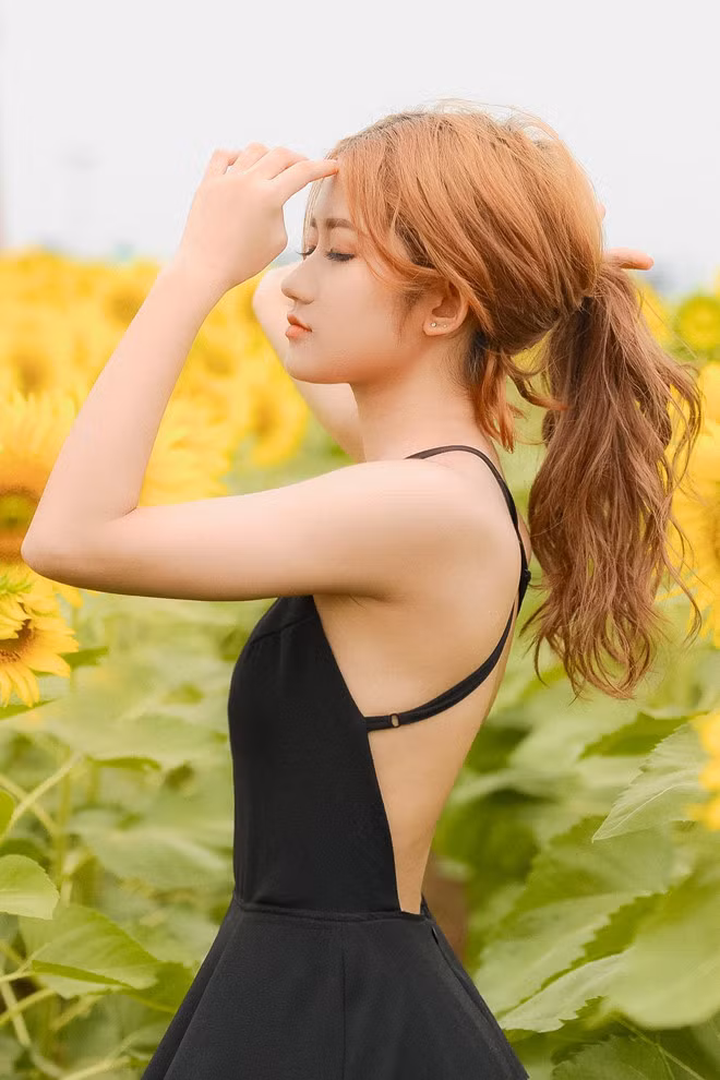 Để có được "vòng eo Ngọc Trinh" với số đo là 54 cm, Mỹ Trâm đã luyện tập thể thao trong nhiều năm. "Năm lớp 10, mình bắt đầu quan tâm đến ngoại hình, thay đổi kiểu tóc. Khi lên đại học, mình mới chăm chút cho da dẻ rồi thay đổi chế độ ăn uống để cải thiện vóc dáng" - cô bạn chia sẻ.