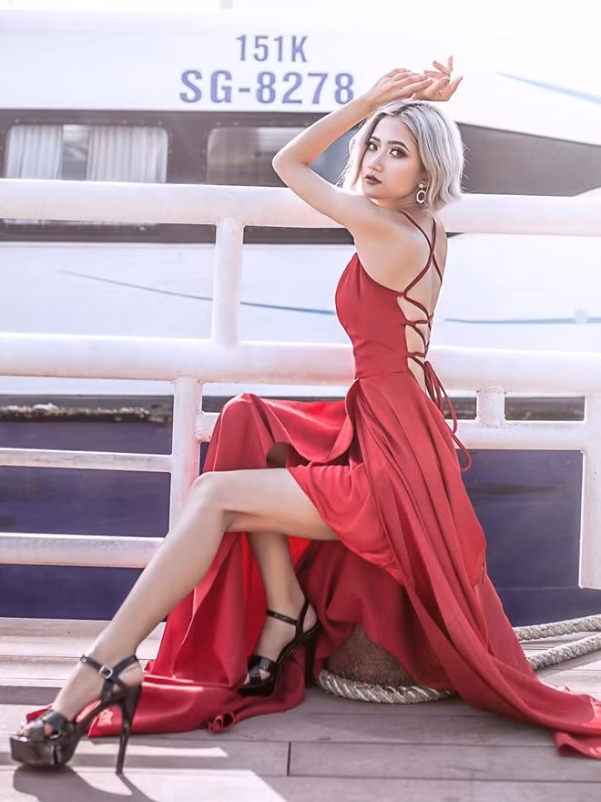 Không còn là một cô bé trông có phần quê mùa với nước da đen nhẻm, hiện tại Phan Thị Mỹ Trâm (20 tuổi, đến từ Quảng Ngãi) có vẻ ngoài xinh đẹp khiến nhiều người trầm trồ. Chỉ sau 6 năm, diện mạo của cô bạn đã trở nên khác hoàn toàn.