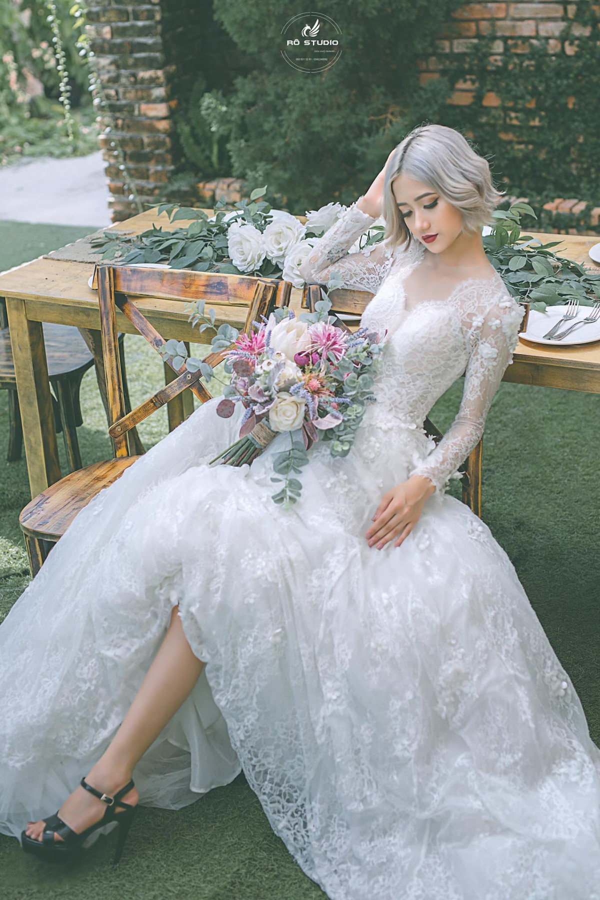 Thích thú với màn "dậy thì thành công" của cô gái sinh viên của trường Cao đẳng Kinh tế Công nghệ TP.HCM , nhiều dân mạng nhận xét rằng hồi bé trông Trâm đã có nét xinh với mũi cao và mắt hai mí.