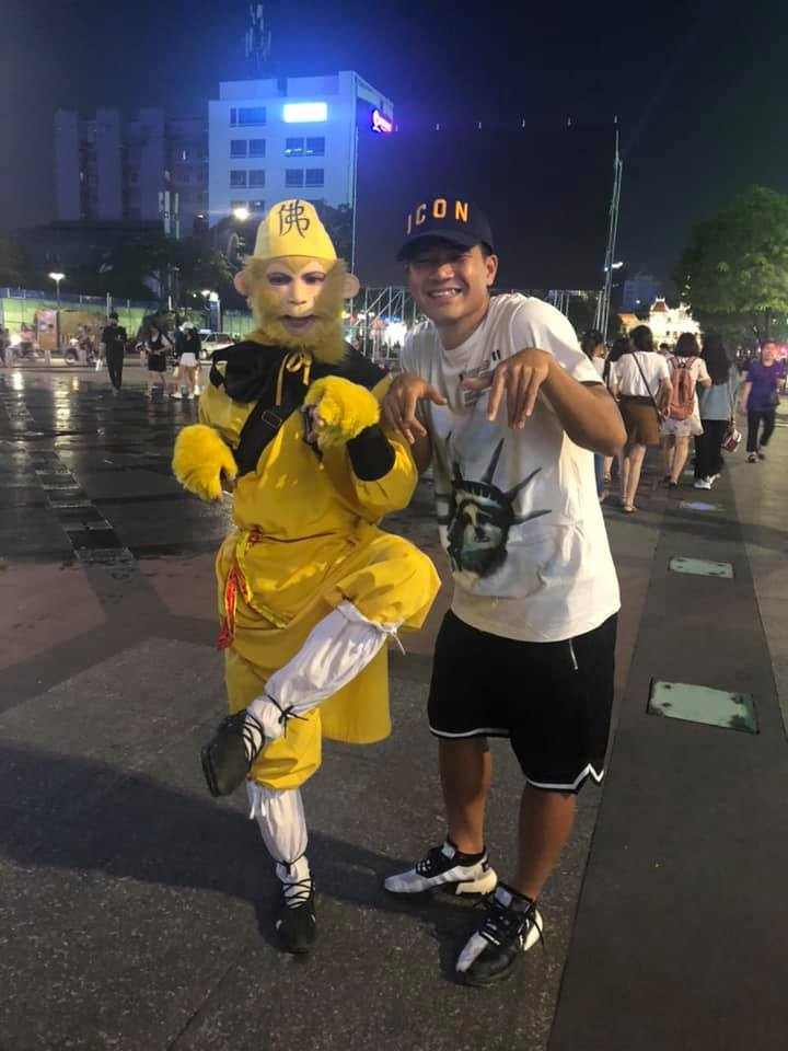 Sợ không bằng anh bằng em, Hà Đức Chinh cũng hí hửng check-in cùng Tôn Ngộ Không tại phố đi bộ.