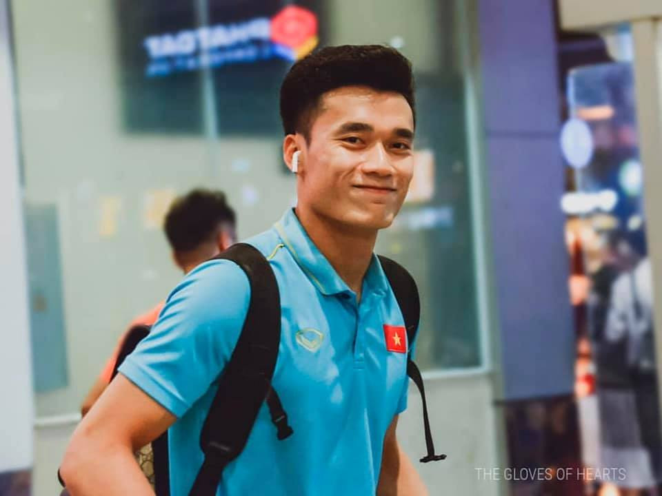 Ngay khi vừa xuống sân bay, "thủ môn quốc dân" Bùi Tiến Dũng đã hạnh phúc chia sẻ ngay bức ảnh anh cười rất tươi và cho biết đã có mặt tập trung cùng đội tuyển.