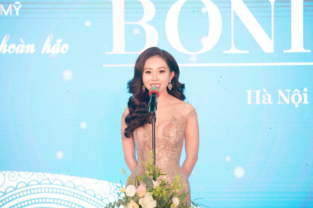 "Aviar là dịch vụ trẻ hóa da sử dụng những sản phẩm được chiết xuất từ trứng cá tầm – kim cương đen của đại dương. Đây cũng là dịch vụ gây thương nhớ cho rất nhiều chị em tại Viện thẩm mỹ Bonita" - cơ sở thẩm mỹ này quảng cáo, tung hô sản phẩm chưa được cấp phép, tiềm tàng nguy hiểm.