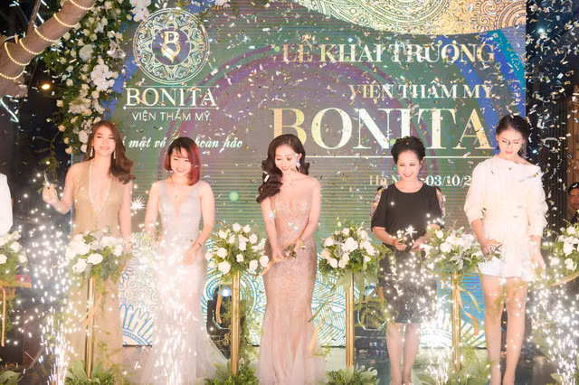 "Sắc đẹp chỉ là điều kiện cần, là điểm cộng cho những cuộc đàm phán thành công, gây ấn tượng với đối tác, khách hàng chứ không thể là điều kiện đủ để phụ nữ đạt được thành công trong cuộc sống và tạo dựng sự nghiệp kinh doanh vững chắc" - Phó giám đốc chi nhánh của TP Bank cho biết thêm.