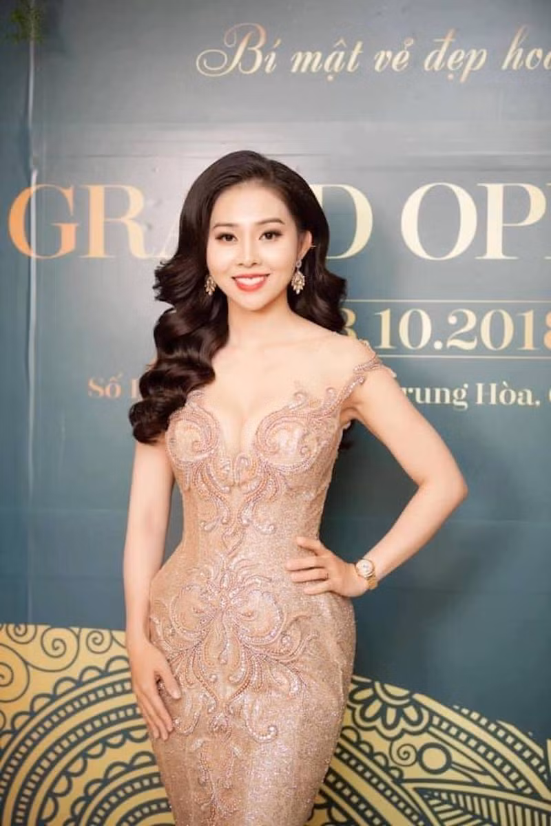 Đi vào hoạt động chưa được 1 năm thì tháng 5/2019, thẩm mỹ viện của bà Nguyễn Hoài Thương "dính phốt" khi quảng cáo dịch vụ làm đẹp có xuất sứ từ động vật khi chưa được Sở Y tế cấp phép.