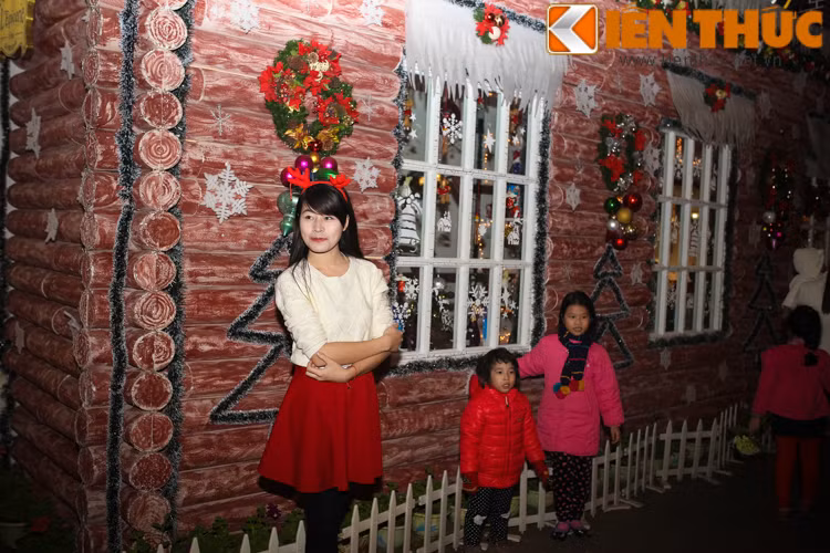 Ngoài Time City, một địa điểm nữa được các bạn trẻ lựa chọn để chụp ảnh là khách sạn Metropole. Như thường lệ, cứ đến gần Giáng Sinh là khách sạn Metropole sẽ dựng lên một ngôi nhà bằng gỗ theo phong cách châu Âu để du khách có thể đến chụp ảnh.