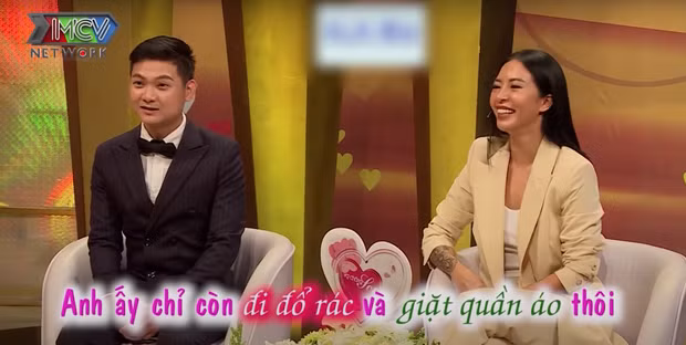 Chia sẻ về lý do quen nhau, HLV gym Hana Giang Anh cho biết tình cờ gặp gỡ chồng Tiến Nam trong một lần đi bar. Khi bị thua trong một trò chơi, cô và chồng phải hôn nhau. Cảm thấy nụ hôn đó rất "vừa vặn" nên cô quyết định cho Tiến Nam số điện thoại.