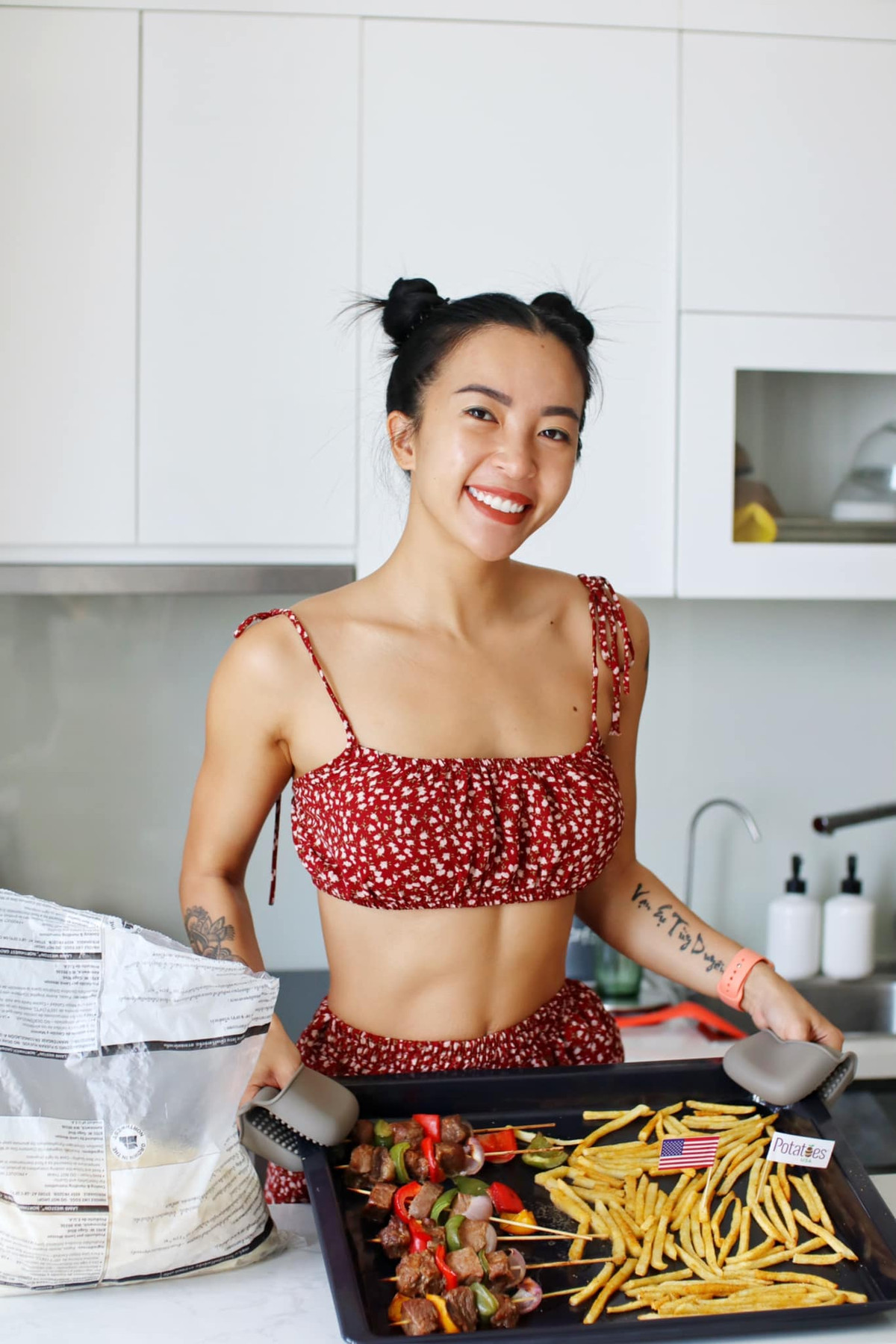 Trong chương trình, vợ chồng Hana Giang Anh cũng không ngần ngại chia sẻ chuyện tế nhị. Cô cho biết lần đầu tiên với chồng khiến bản thân cảm thấy vừa vặn, phù hợp.