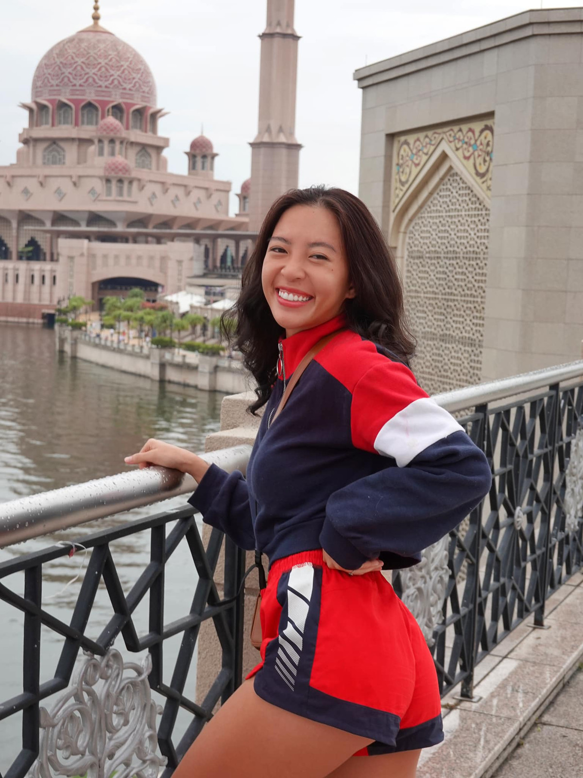 "Đàn ông rất hay tự ái vì chuyện này, chuyện vợ chồng nói thẳng ra như vậy đã khó chấp nhận, đằng này còn công khai trên sóng truyền hình. Chẳng biết chồng chị thấy sao nhưng em thấy chị không tôn trọng chồng mình", "Sống thoáng những trong mức độ thôi thì hoan nghênh nhưng có nhất thiết phải nói thẳng ra thế này không? - Dân mạng bình luận.