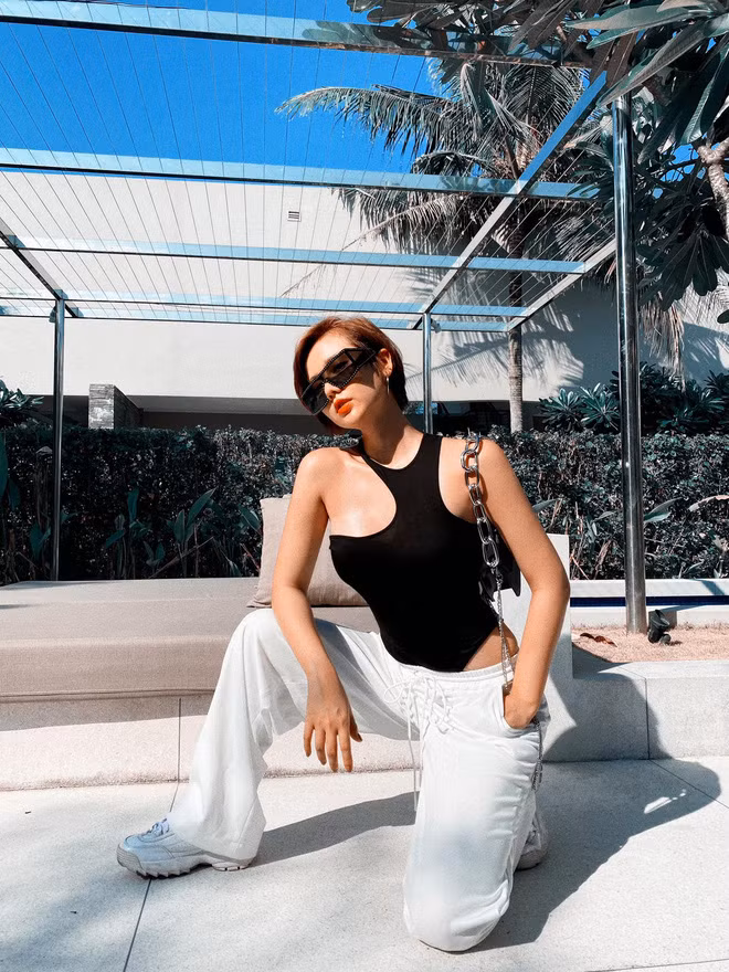 Trong số các chị em thân thiết không thể không kể đến Huyền Lizzie, thay vì mặc bikini thả dáng nuột nà, nữ diễn viên này lại diện body suit cùng quần jeans trắng và đi giày thể thao.