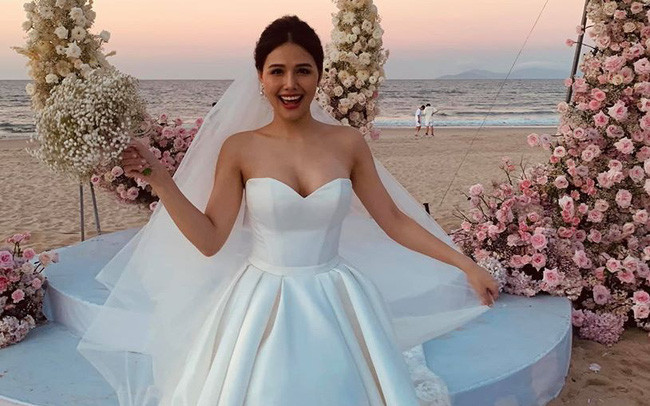 Đám cưới của cặp đôi trai tài gái sắc được tổ chức riêng tư tại một resort hạng sang, đặc biệt vợ chồng Phanh Lee còn tặng 4 ngày nghỉ ngơi tại resort cho tất cả khách mời đám cưới. Đây cũng là cơ hội để các chị em tranh thủ diện bikini khoe dáng.