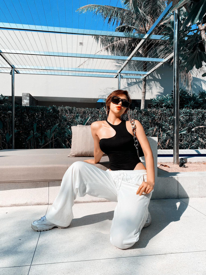 Đến dự đám cưới Phanh Lee, Huyền cũng là phù dâu vô cùng xinh đẹp sánh bước bên bạn thân trong ngày trọng đại này.