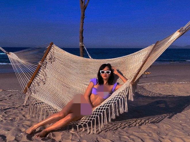 Sở hữu làn da nâu khoẻ khoắn và đặc biệt là đôi chân thon dài, hot girl này đã rất nhiệt tình khoe dáng với bikini tím lịm trên bãi biển.