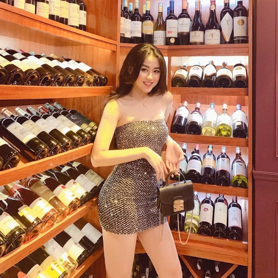 Đinh Ngọc Mai từng gây chú ý khi xuất hiện trên khán đài, cổ vũ đội tuyển Việt Nam tại AFF Cup 2018, vòng loại World Cup 2022. Cô nàng sinh năm 1997 hiện đang là MC thể thao của đài VTV.